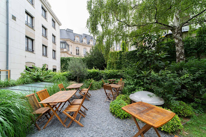 Adveniat Paris : auberge de jeunesse à deux pas des Champs-Élysées avec chambres partagées, séjour convivial et économique